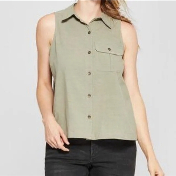 Universal Threads Sleeveless Button Up Top - Picture 1 of 6